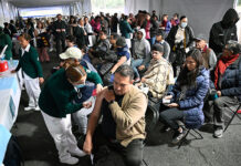 Copiosa afluencia en el primer día de atención en el Mega Centro de Vacunación de la UNAM