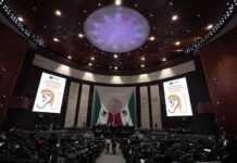 Reconoce a la diputada Kenia López Rabadán a personas encargadas del lenguaje de señas que dan a conocer el trabajo de la Cámara