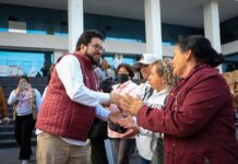 DISFRUTAN NAUCALPENSES DE LA PISTA DE HIELO UBICADA EN LA EXPLANADA DEL PALACIO MUNICIPAL