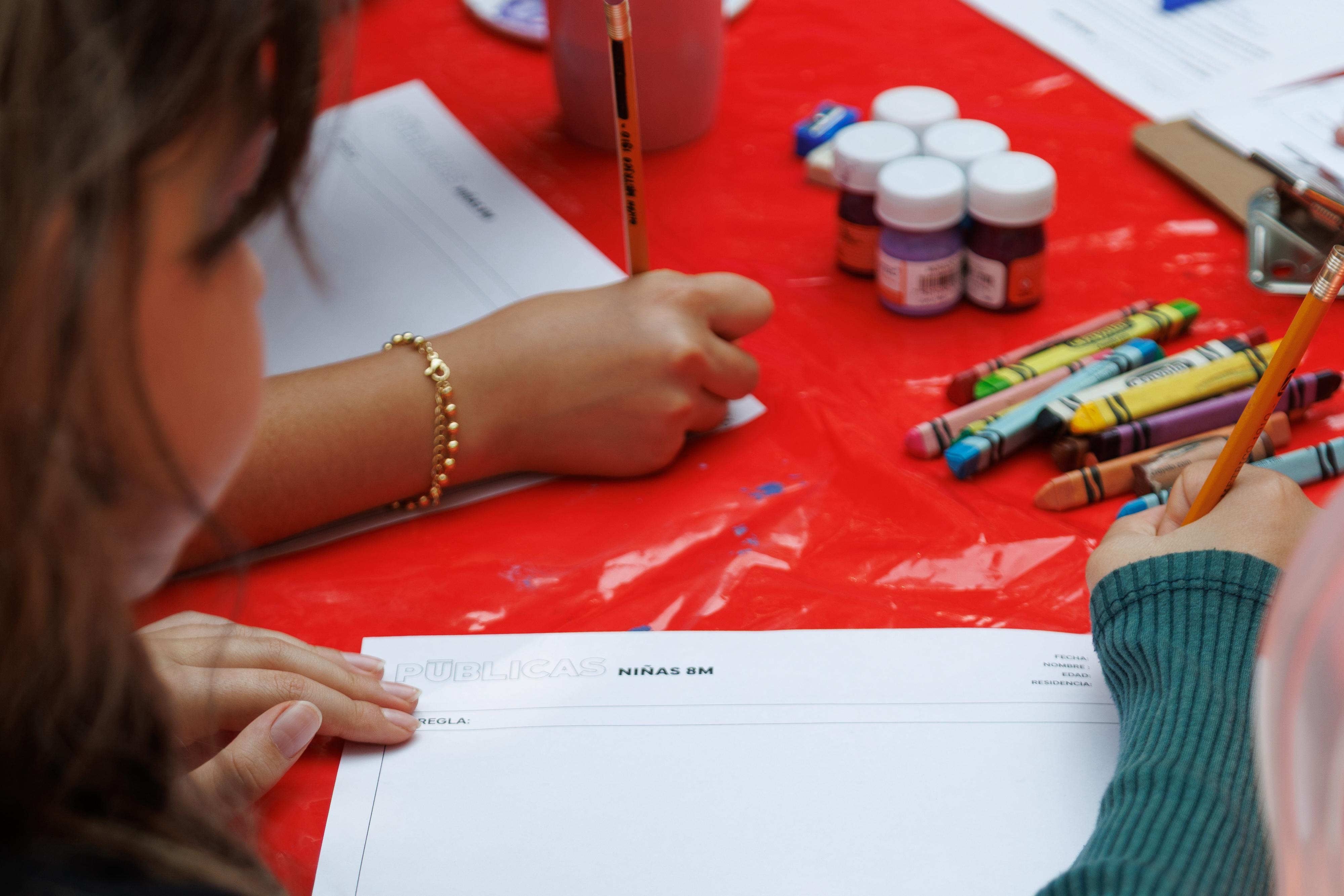 FUTUROS IGUALITARIOS SE IMAGINAN EN LA EXPOSICIÓN “PÚBLICAS NIÑAS 8M”, EN EL COMPLEJO CULTURAL LOS PINOS