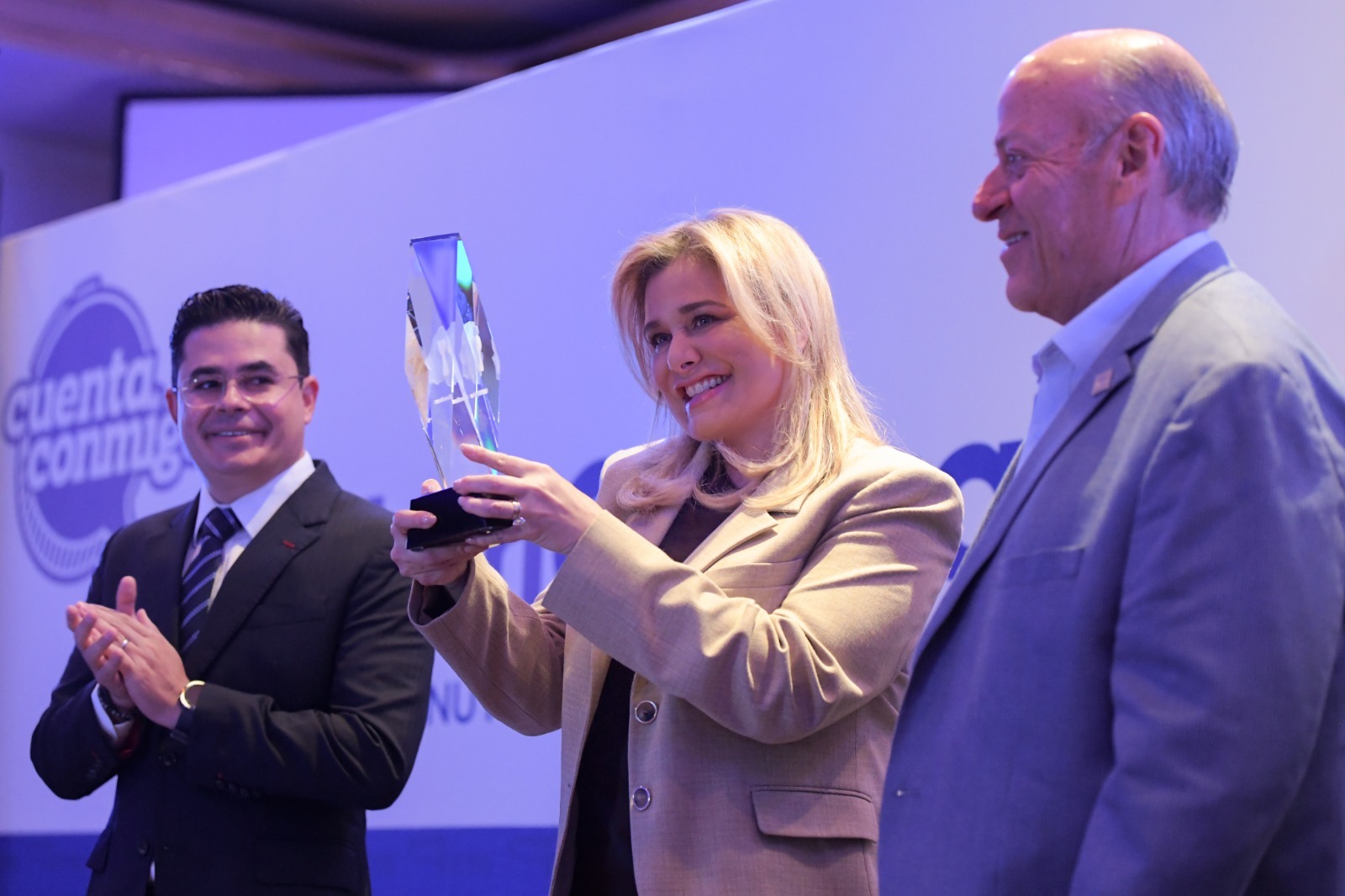 Sociedad civil reconoce a Maru Campos por NutriChihuahua