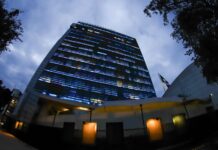 Iluminan el Senado de la República con motivo de los 75 años de la CEPAL en México