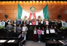 Diputada Kenia López toma protesta a jóvenes participantes del “Debate Parlamentario Constitucional”