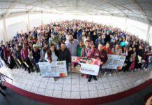 ENCABEZA ALCALDE ISAAC MONTOYA Y ELIZABETH ROCHA ENTREGA DE MIL 400 TARJETAS DE LAS BECAS RITA CETINA