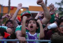 AFICIONADOS CELEBRAN TRIUNFO DE MÉXICO CONTRA COREA DEL SUR EN EL ZÓCALO, CENTRO HISTÓRICO, FESTIVALES FUTBOLEROS Y EL ÁNGEL DE LA INDEPENDENCIA
