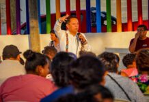 Pablo Amílcar Sandoval Ballesteros sostuvo un encuentro con vecinas y vecinos de la colonia Simón Bolívar, en la zona conurbada del puerto de Acapulco, donde dialogó con cientos de personas sobre la importancia de consolidar la Transformación de México y fortalecer la Defensa de la Soberanía Nacional.