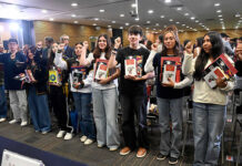 Entrega la UNAM paquetes de libros a estudiantes de bachillerato de nuevo ingreso