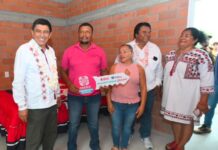 Cumple Salomón Jara con la entrega de vivienda a personas damnificadas