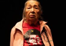 «LA NONA ROJA», INVITACIÓN ESCÉNICA A REFLEXIONAR SOBRE LA MEMORIA, LA VEJEZ Y LA POLÍTICA EN EL CENART